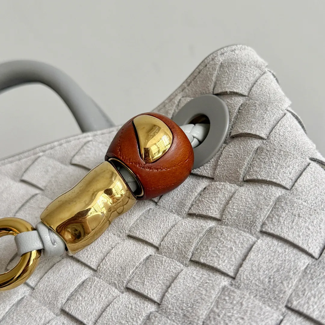The new Andiamo batch of 3060 BV is shipped‼ ️The classic intercciato weaving process is used to create a soft bag, the metal knot is made of micro-cast aluminum using jewelry technology🪢, and the decorative beads are made of metal and hand-polished oak, allowing you to jump repeatedly between elegance and fun💃, making it unpredictable. Classic and versatile, it shows off your temperament, and the bag has a large capacity, making it very convenient for daily commuting! It has a variety of carrying methods, the shoulder straps can be adjusted by yourself, the original lambskin feels soft and delicate, and the unisex style breaks gender boundaries and brings a more practical and long-lasting use experience. The Andiamo, which has both elegant and casual styles, perfectly interprets the "fashionable old money style". Style number: 743568+wood hardware Color: suede silver gray Size: 25*22*10.5cm